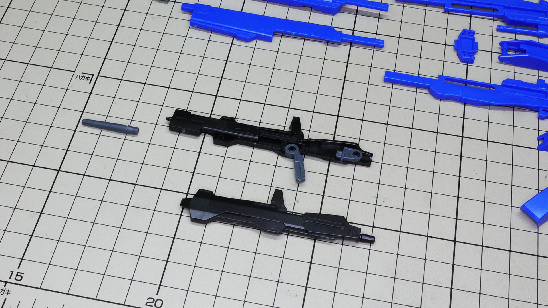 ビーム・ライフルには折り畳めるグリップとロングテールスタビライザー基部へマウントするコネクターを組み込みます