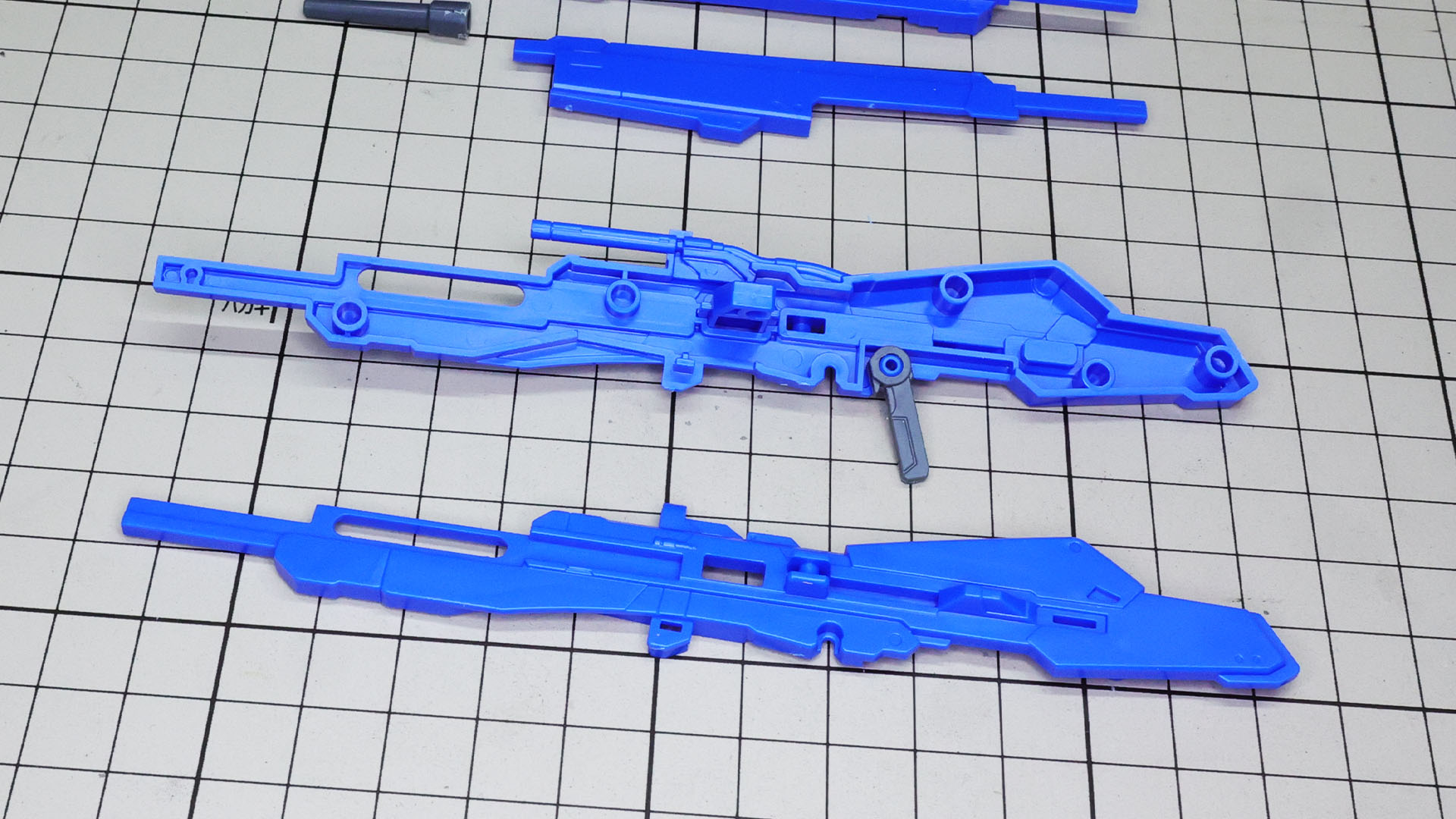 ハイパー・メガ・ランチャーにも折り畳みグリップを組み込んで延長できる砲身部で覆います