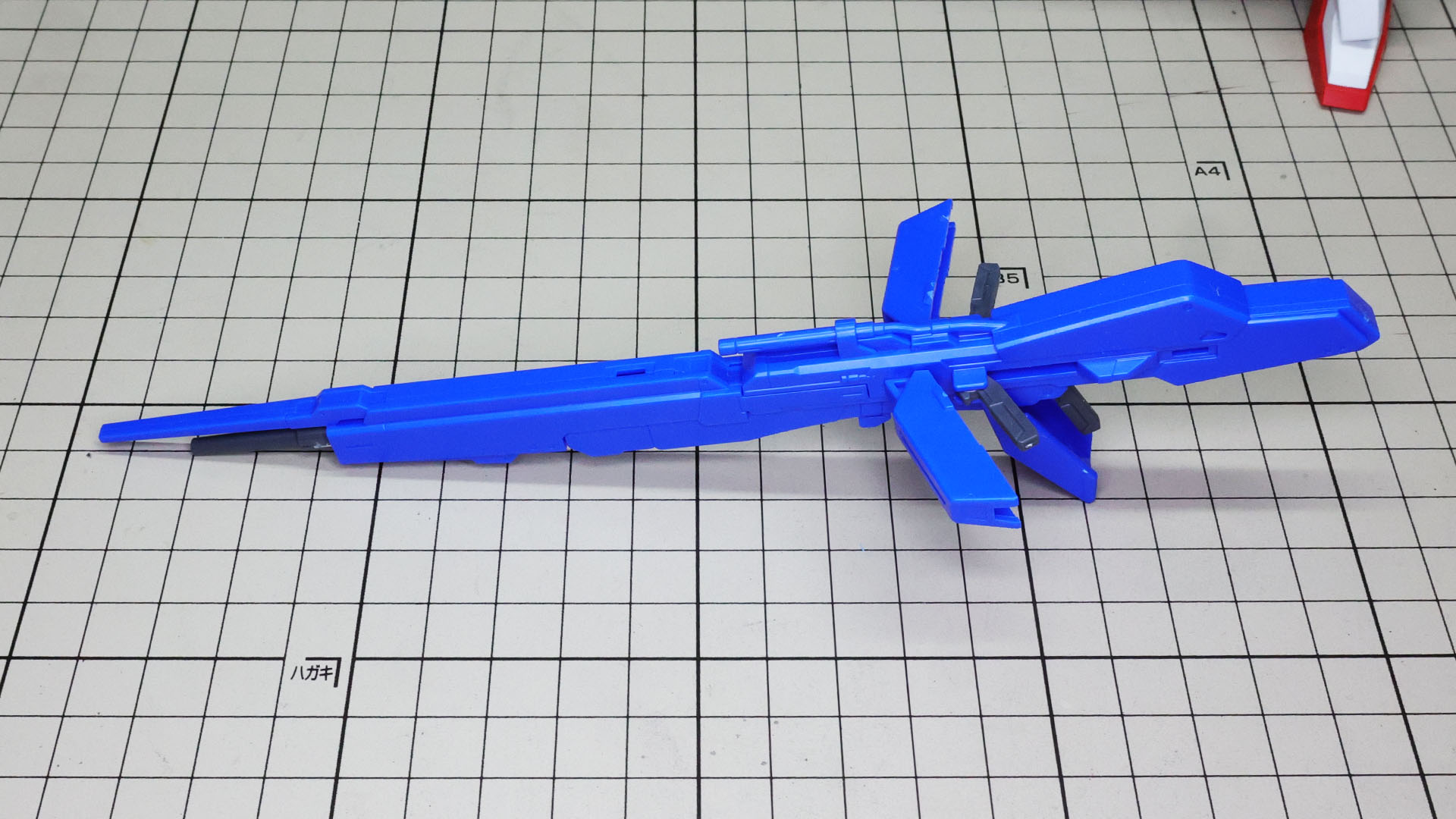 さらに銃口と左右のサブグリップとカバー類を組み付ければ完成です