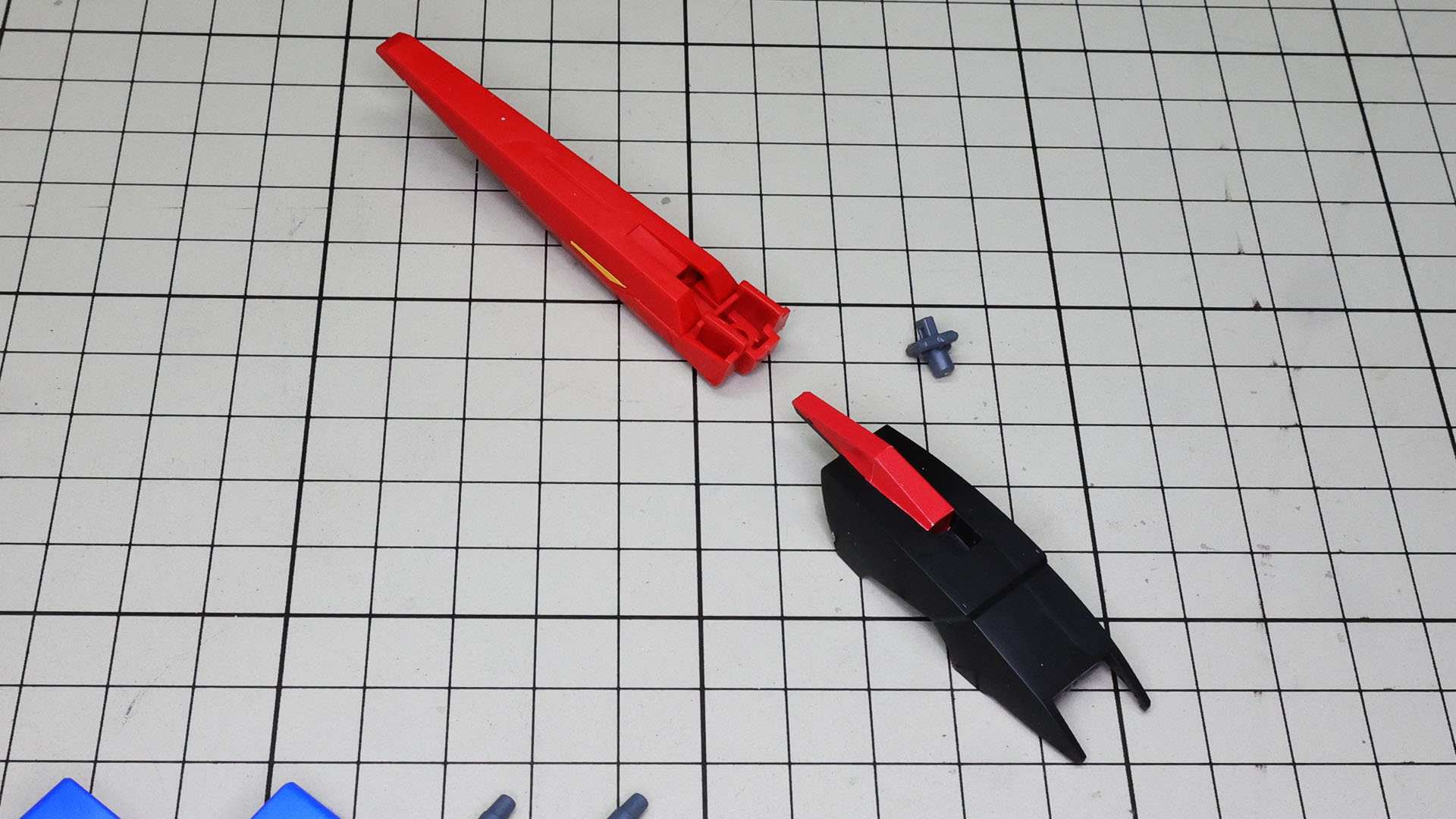 シールド下部の黒いパーツの赤い部分はシールでの再現となります