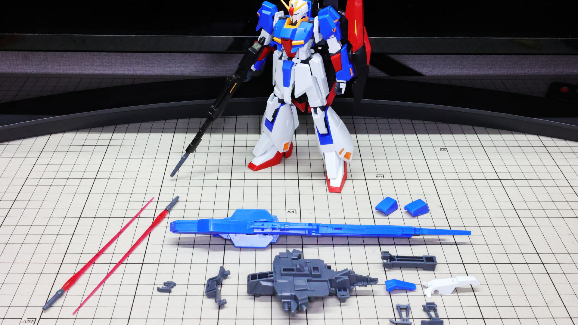 変形用メカフレーム他を並べて「HGUC 1/144 ゼータガンダム」完成です！