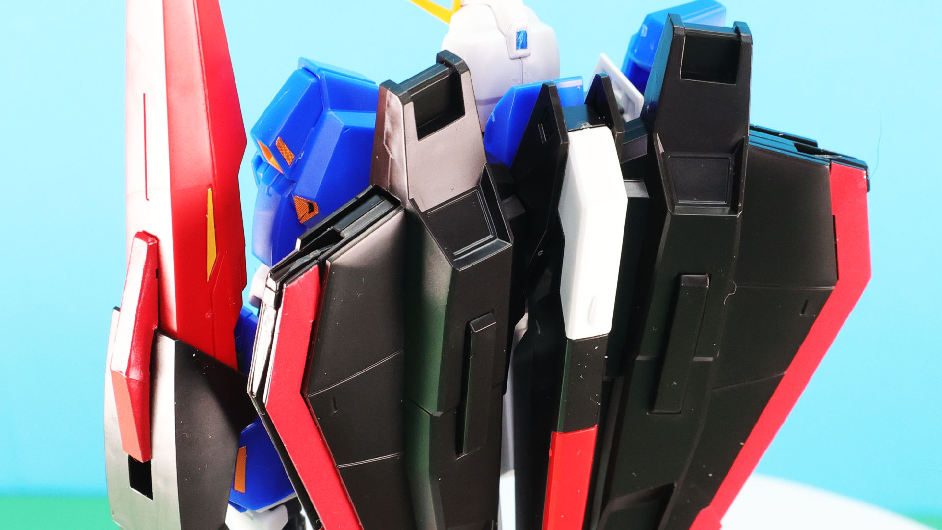 多重のウイング機構も再現した背面のフライングアーマー