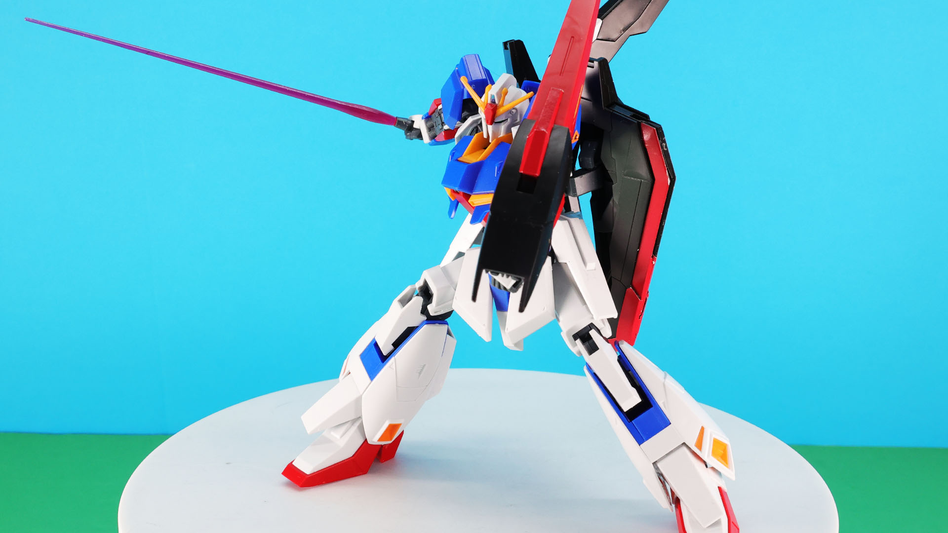 ビーム・サーベルも大きいアクションでサマになります