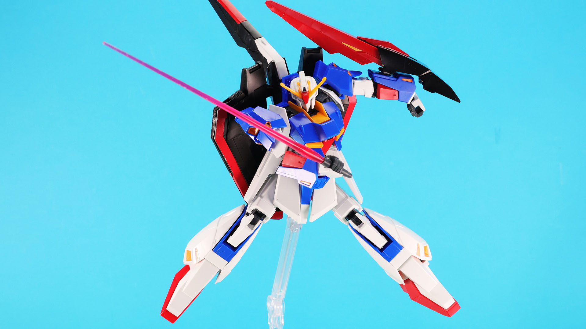 両腕のグレネード・ランチャーもカバーが開閉できる