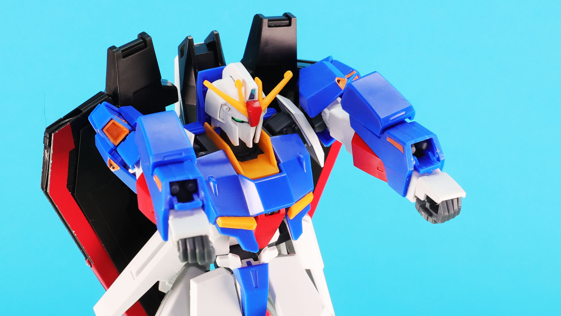 両腕のグレネード・ランチャーもカバーが開閉できる