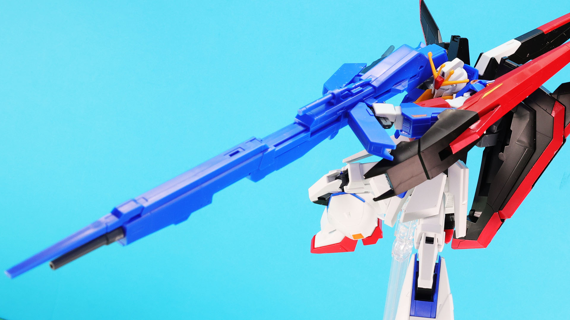 長大なハイパー・メガ・ランチャーも両手で構えることができる