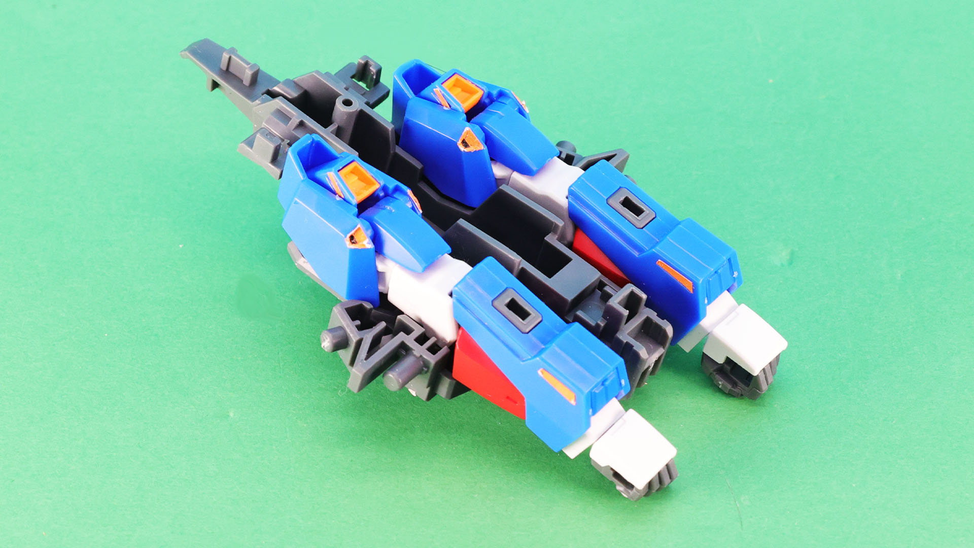 ウェイブライダー形態用のメカフレームに腕部を取り付けます