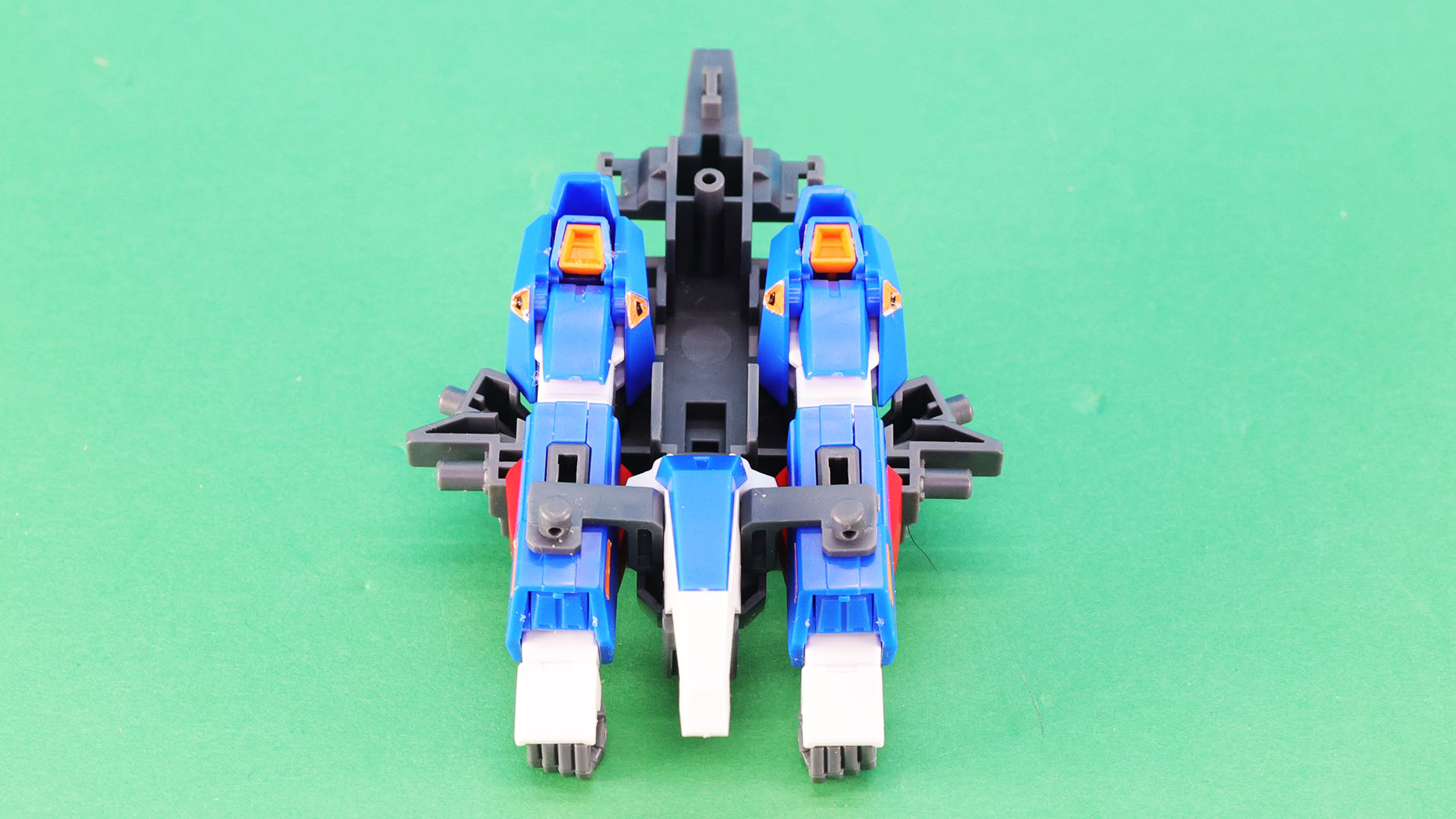 フライングアーマー用取り付けフレームを取り付けます