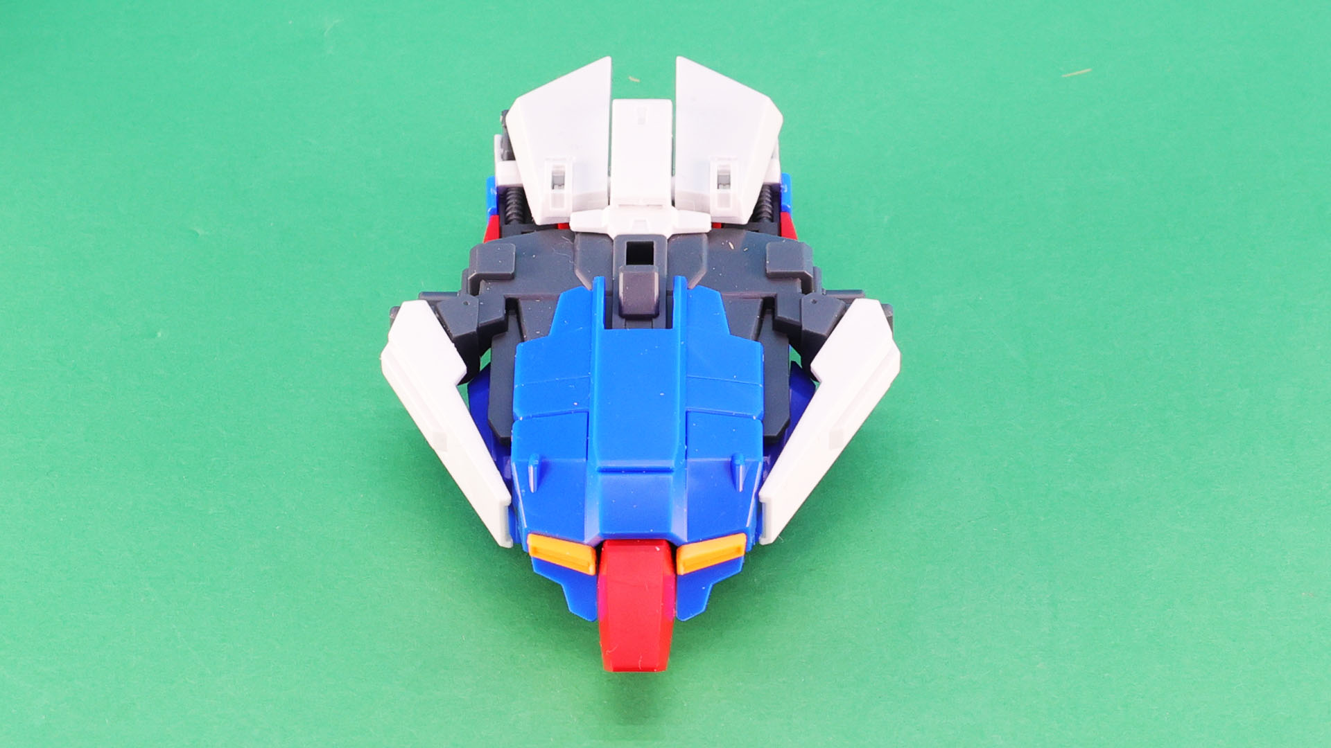 サイドアーマーと腰部リアブロックを取り付けます