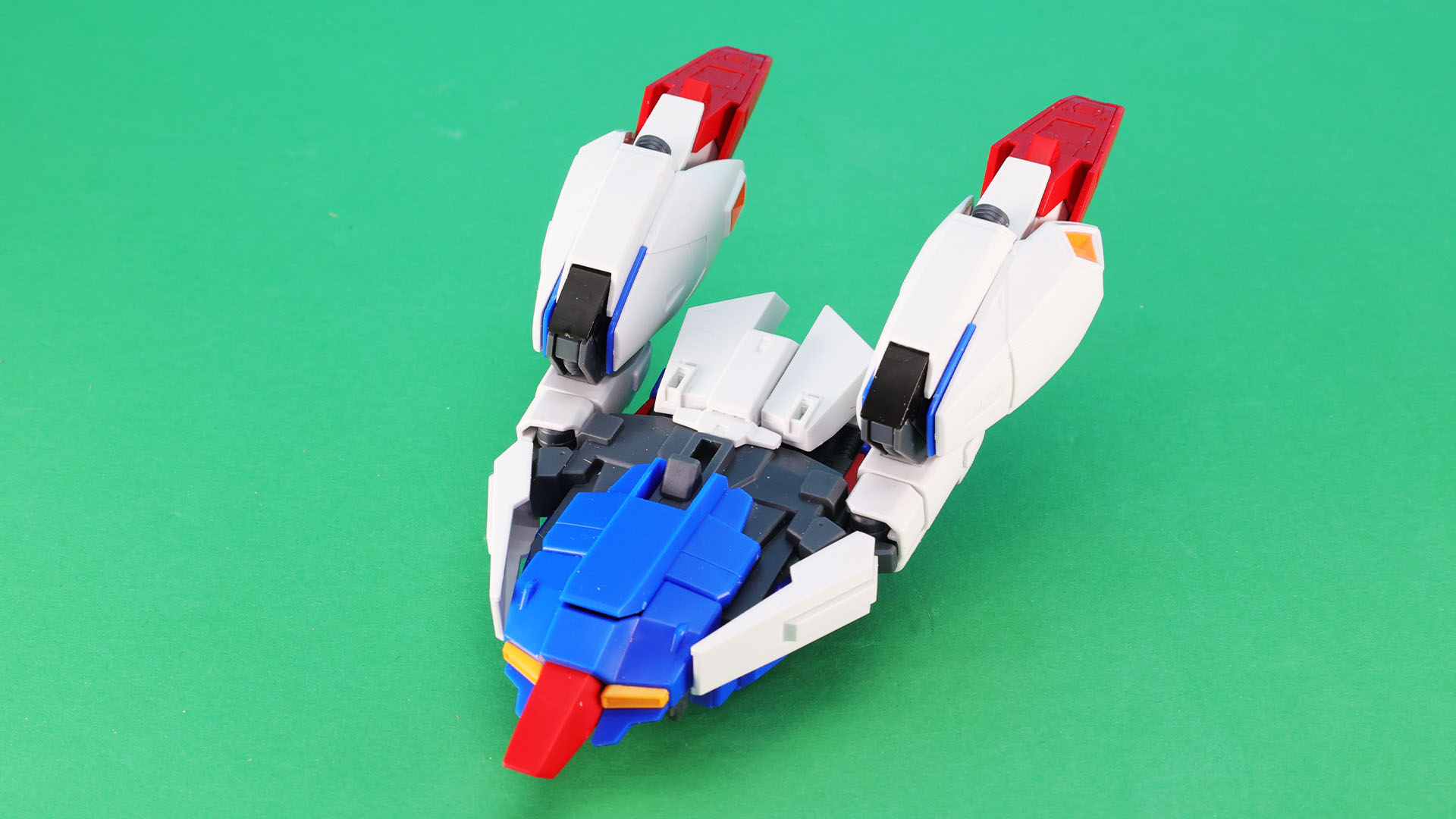 変形させた脚部を本体に取り付けます