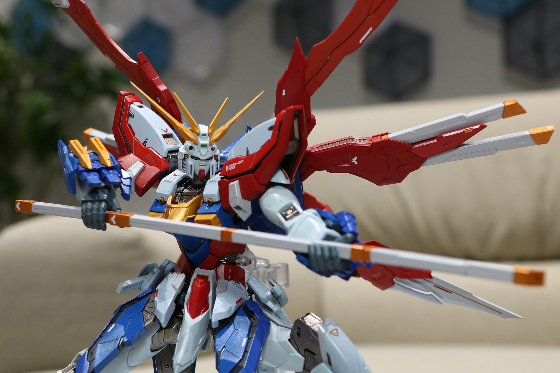刀型のゴッドスラッシュ以外の新たな武器を手に戦う姿<br />※画像は試作品を使用しています