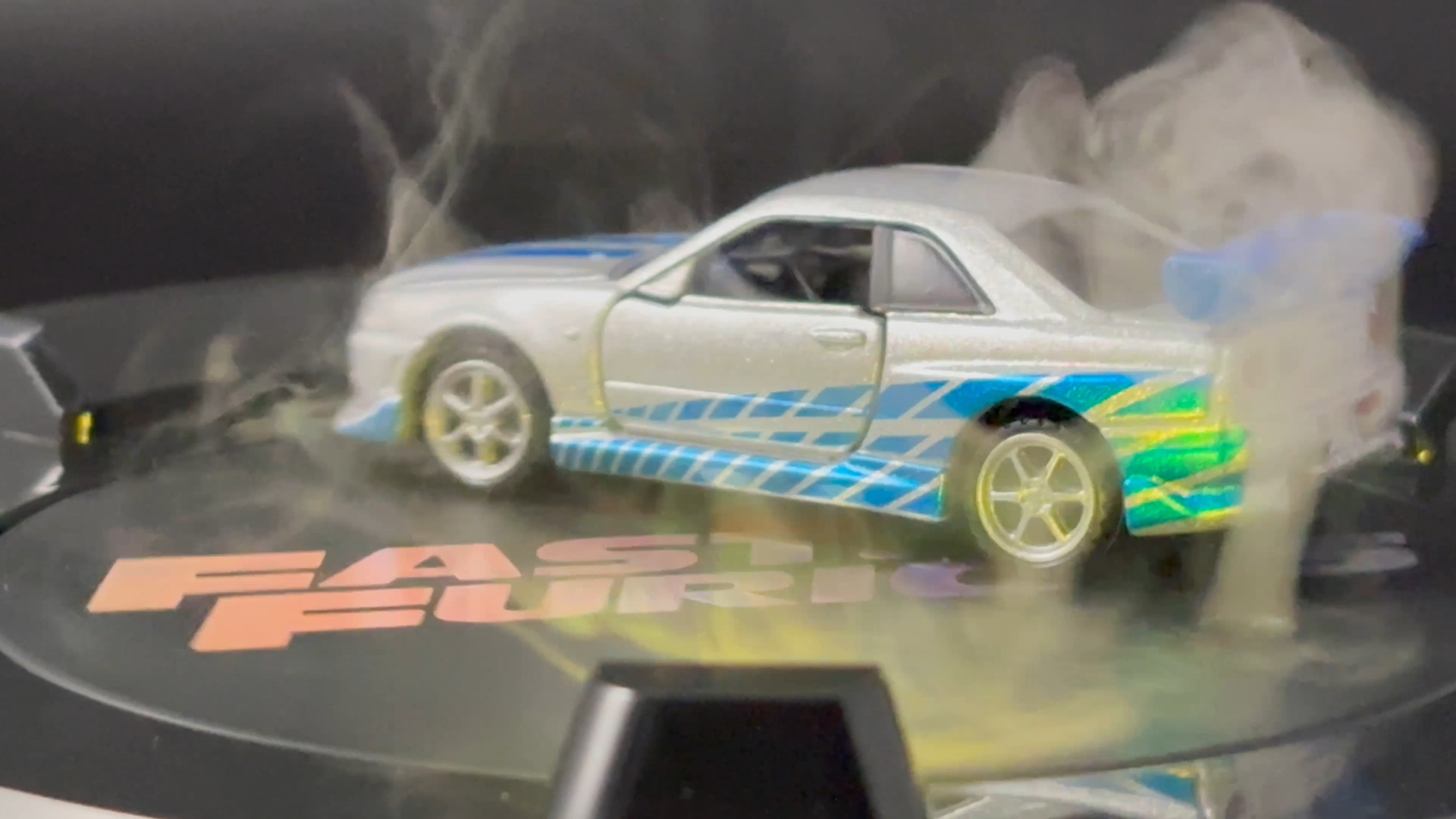 煙を立てて、ブレーキとタイヤ音を響かせてのドリフト！　『頭文字D』と『ワイルド･スピード』の世界観を再現した商品が同時発売だ