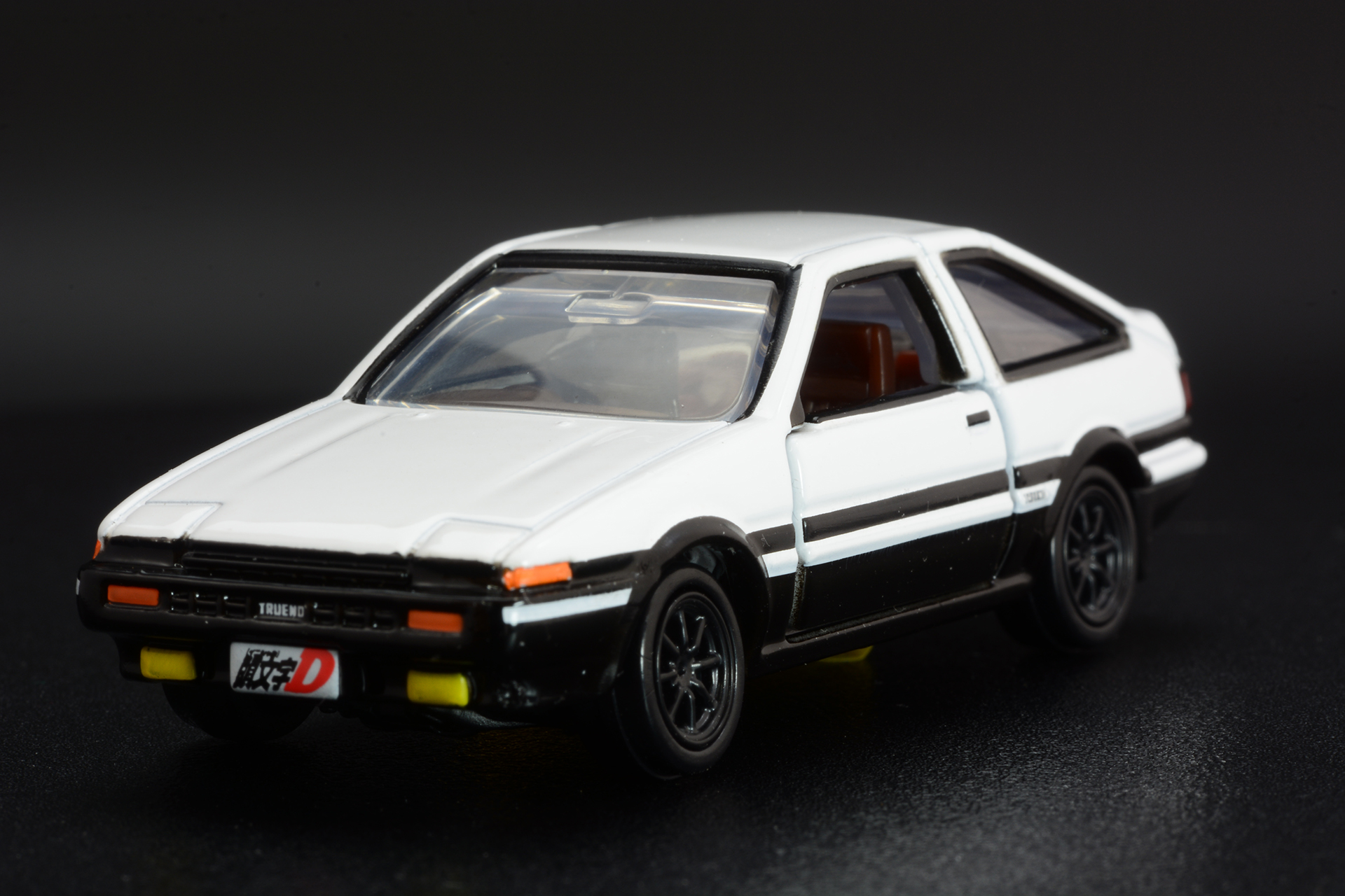 通称「パンダトレノ」、劇中の雰囲気を細部まで再現