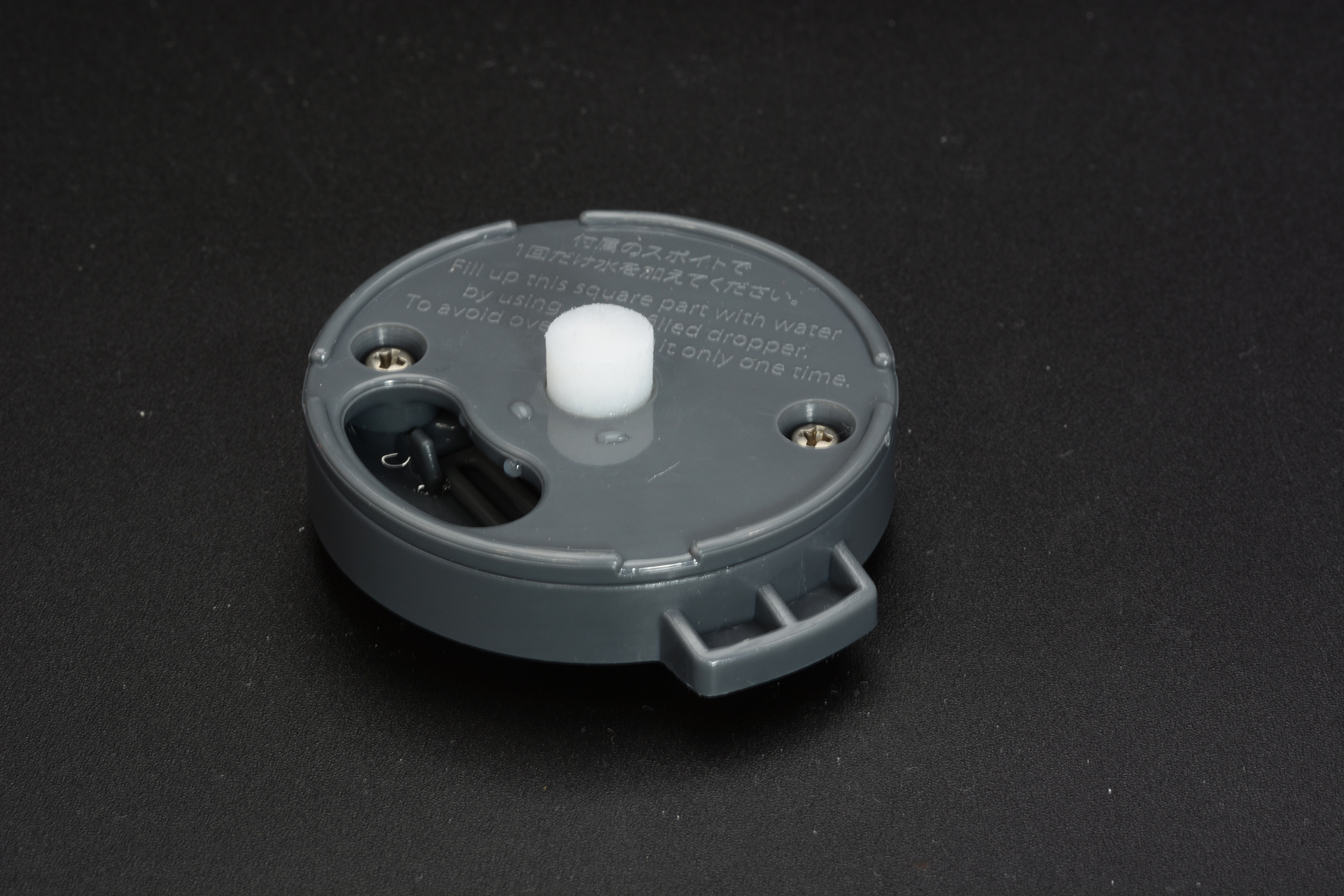 水を入れるタンク。中央の白いスポンジをセットする