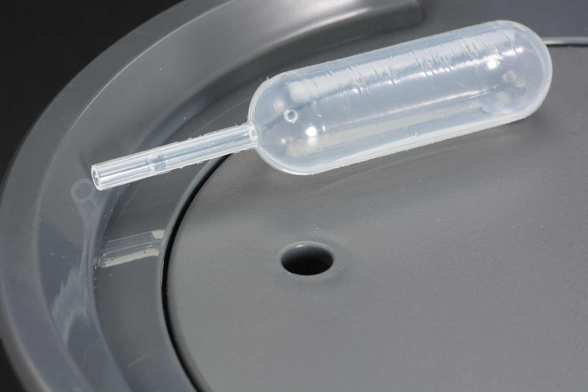 スポイトで台の穴から水を入れる