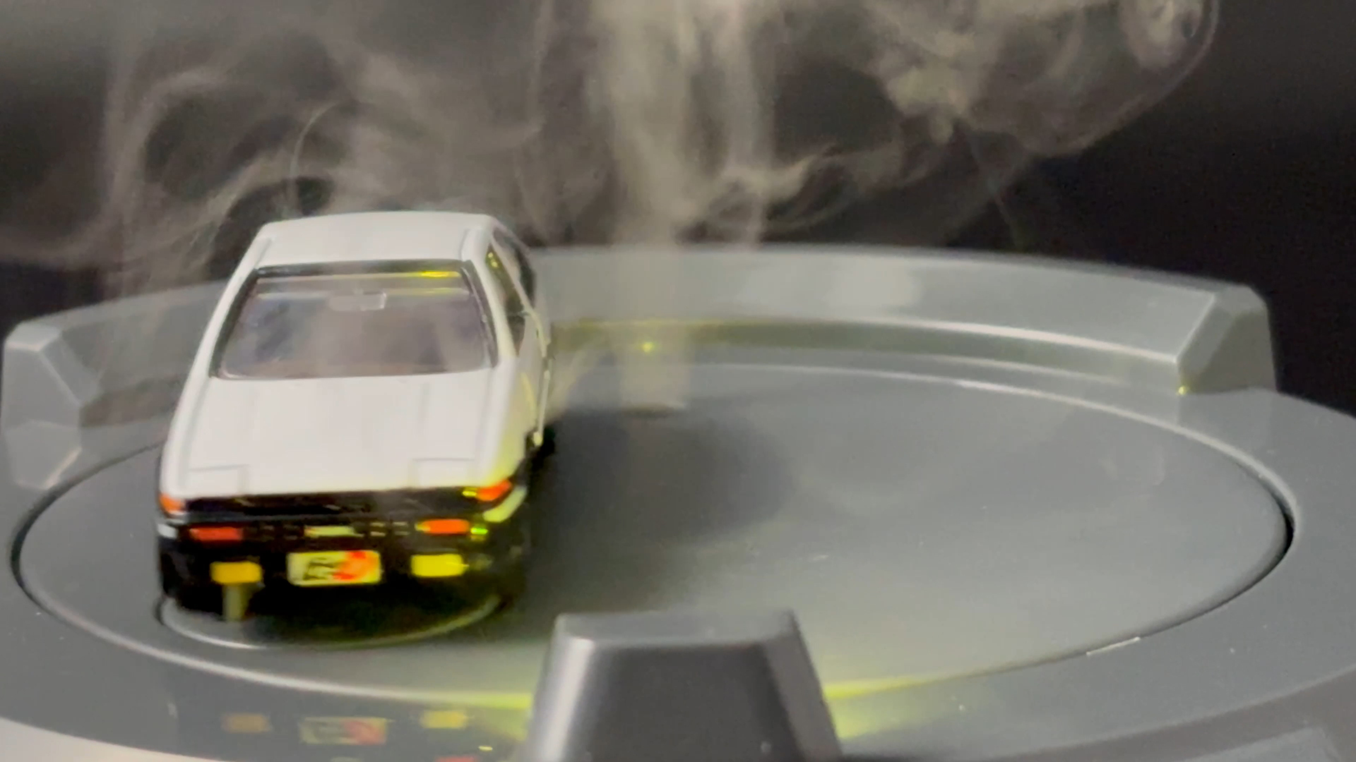 煙を上げ、激しくドリフトするハチロク。トミカがこの動きを見せてくるのが楽しい