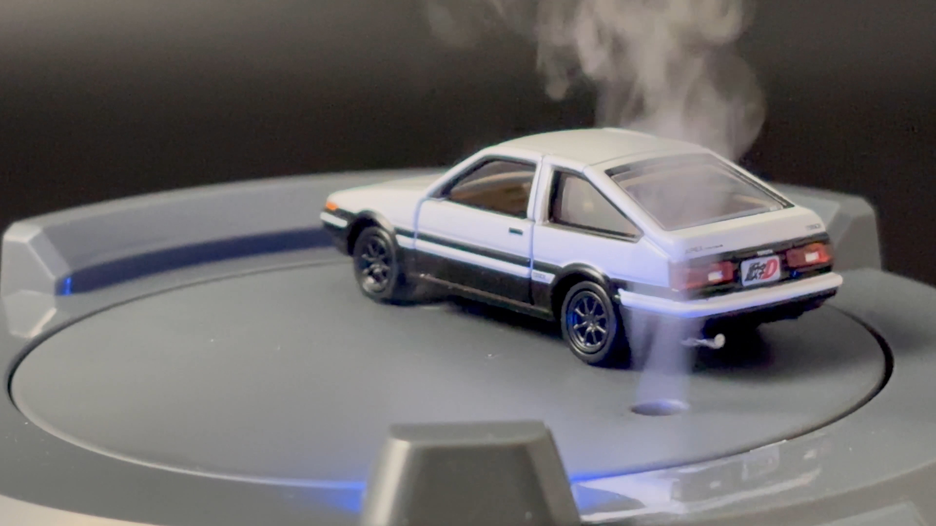 煙を上げ、激しくドリフトするハチロク。トミカがこの動きを見せてくるのが楽しい