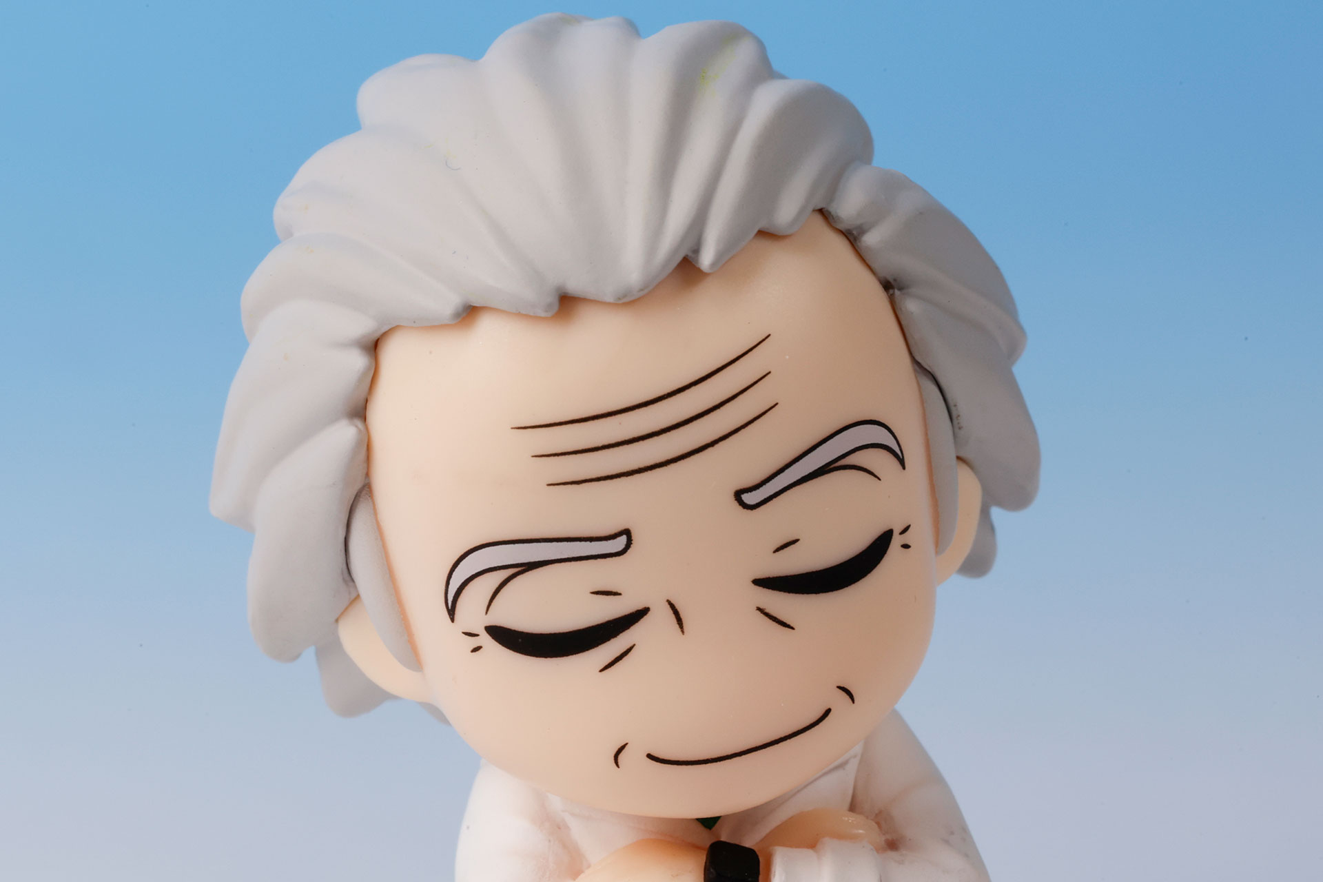 キュートな表情で眠るドク