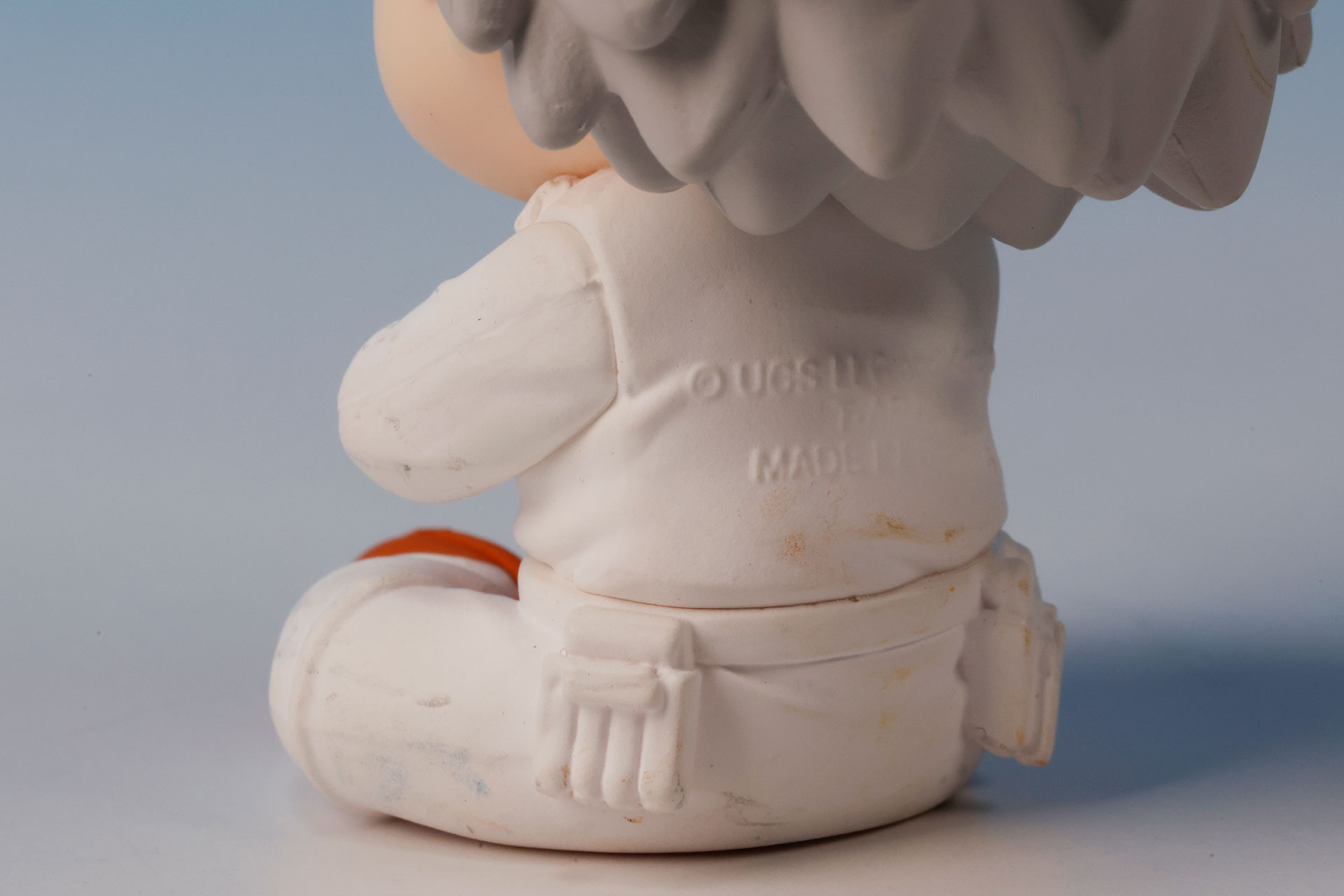 作業のためか、衣装にも汚れが付着している