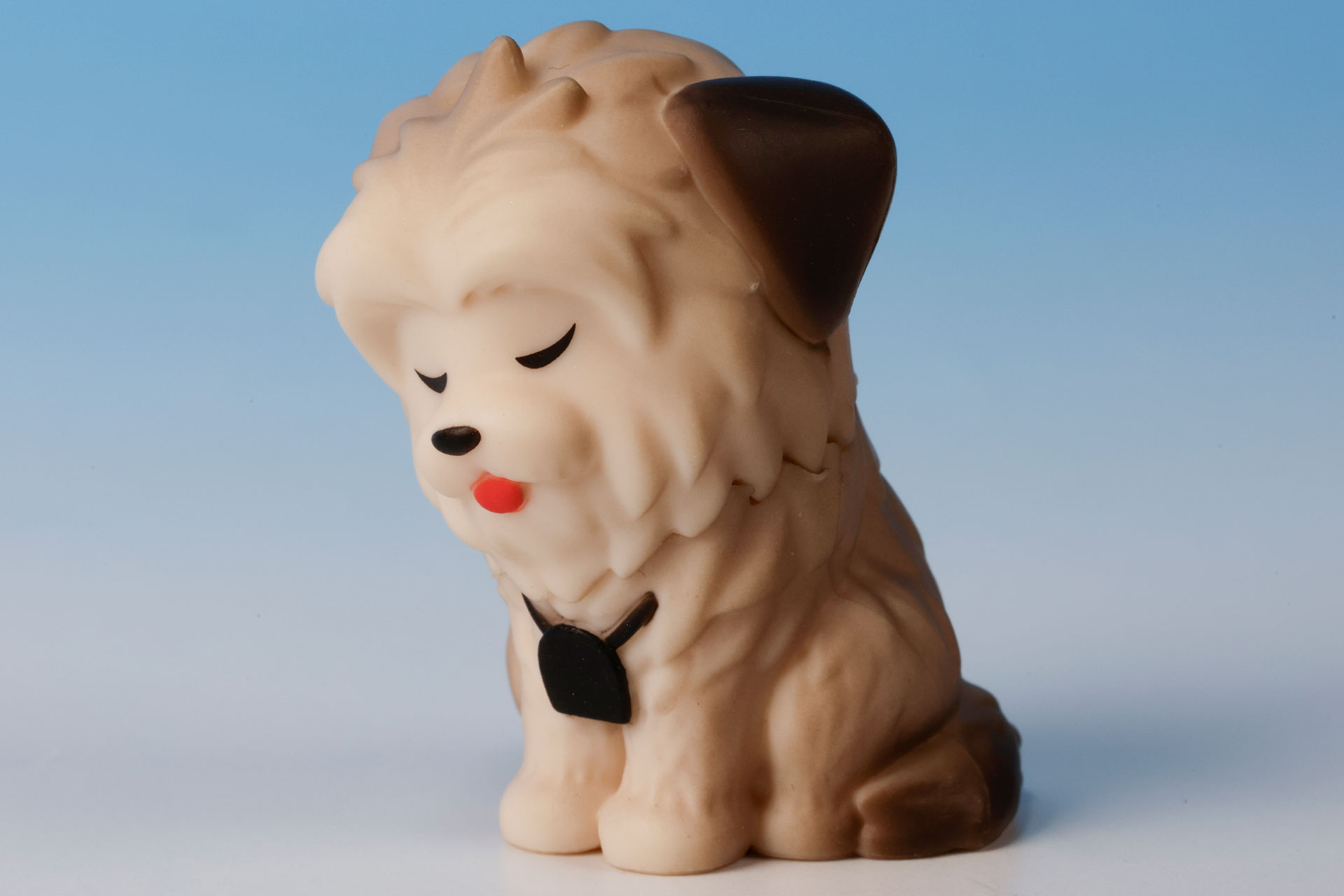 舌を出して眠っているような姿だ