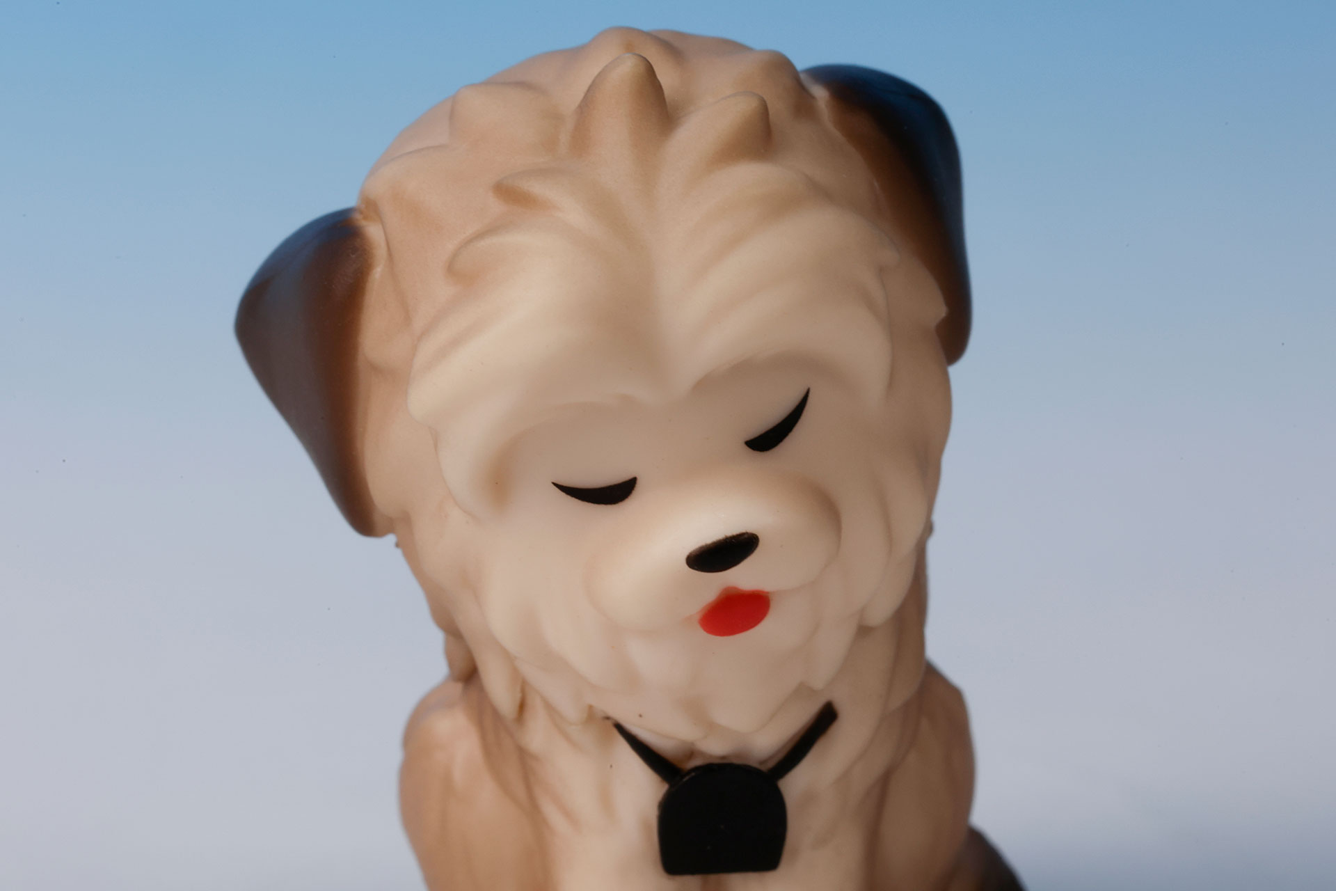 この「肩ズンFig.」を見て初めて首輪の存在に気付かされた