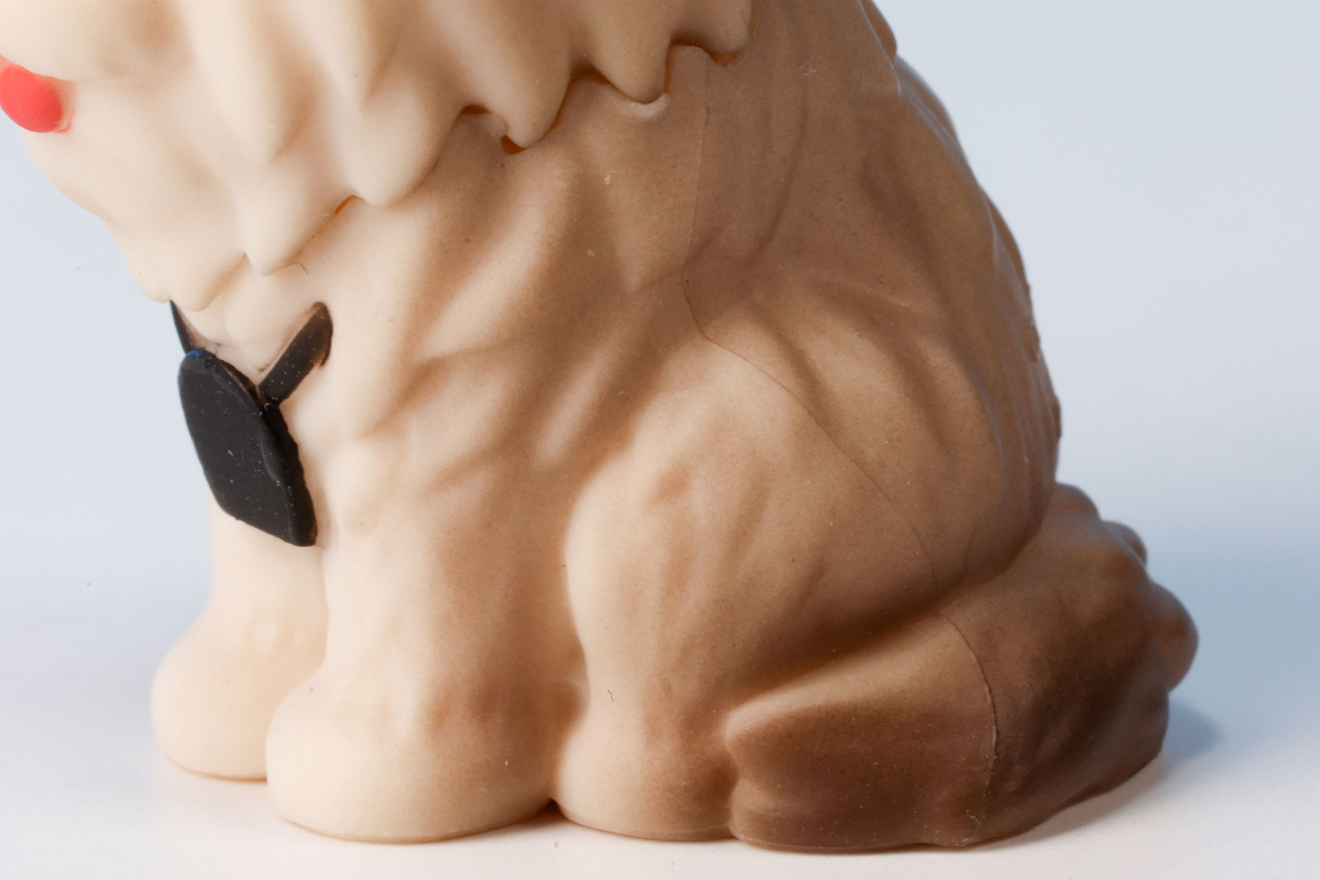 犬らしく、ちょこんと座った状態だ