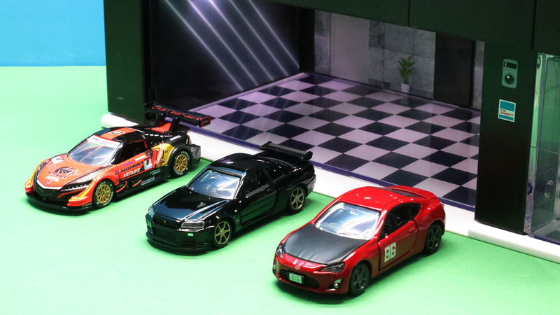 左：トミカプレミアムRacing ARTA NSX-GT、中：トミカプレミアム 日産 スカイライン GT-R（BNR34）、右：トミカプレミアムunlimited MFゴースト トヨタ 86 GT（片桐夏向）