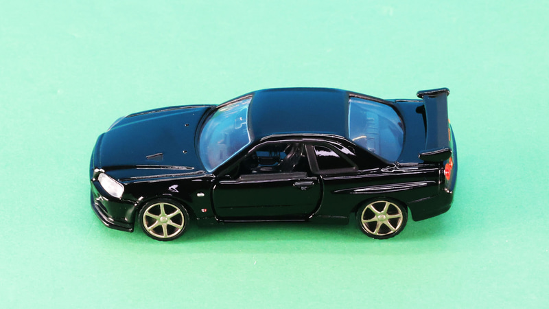 大きなリアウイングがリアを引き締めるサイドシルエット