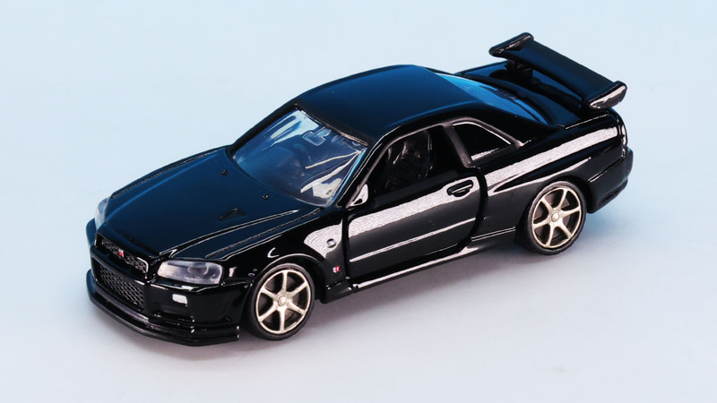 ヘッドライトはクリアーパーツで質感高く表現