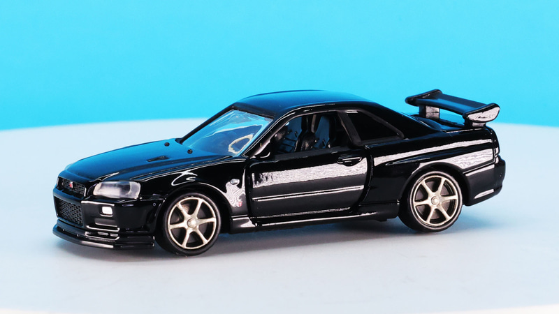 そのリアウイングは2本のステーでボディに接続されます