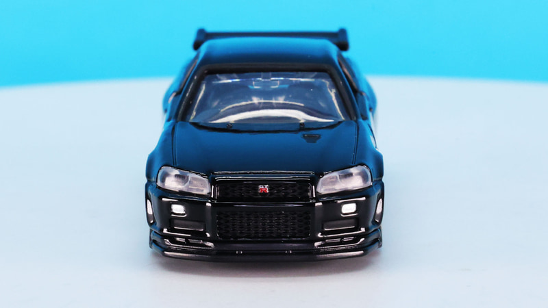 ヘッドライトにはバルブのようなディテールが見えます