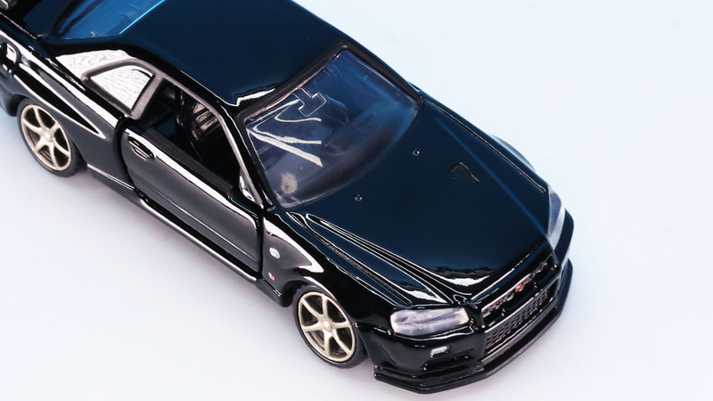 ボンネットの左側にはNACAダクトをモールドしています