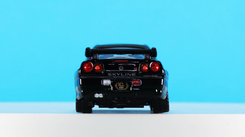 ナンバープレート部には「トミカプレミアム 10th Anniversary Collection」のロゴをプリント！