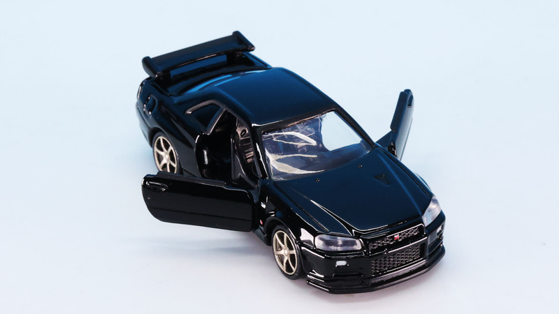 左右ドア開閉のアクションを搭載