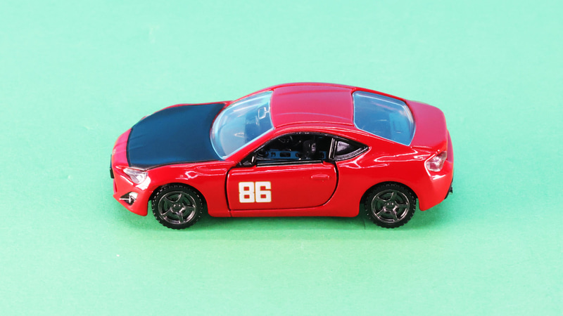 サイドにはカーナンバー“86”をプリント