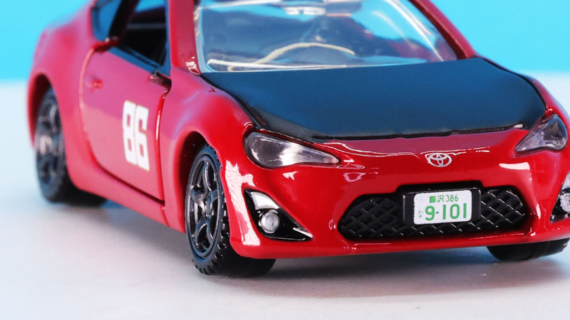 ヘッドライトもクリアーパーツ。左右の灯火は塗装で表現。トヨタロゴはプリントです