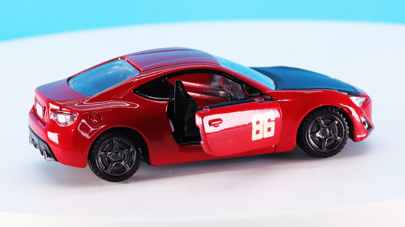 カーナンバーの書かれたドアが開くのは楽しい部分です