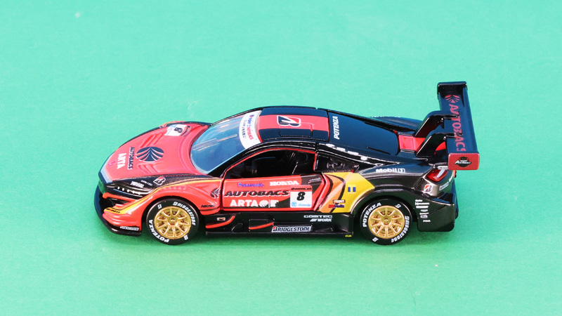 全身のカラーリングとスポンサーデカールを再現