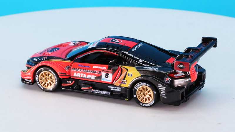 車体全体に貼られたスポンサーデカールもびっしり！
