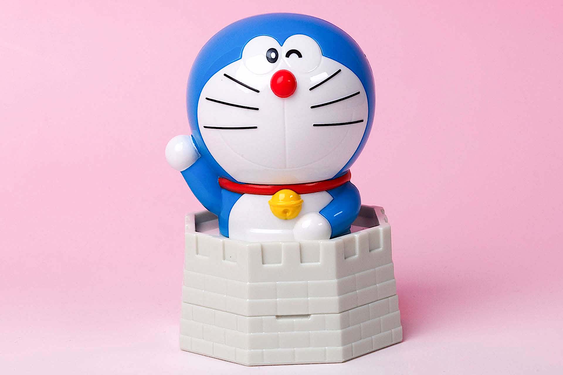 ドラえもんがお城から飛び出したような見た目だ