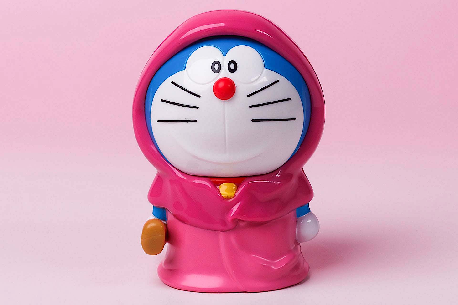 ローブ姿のドラえもんが再現されている