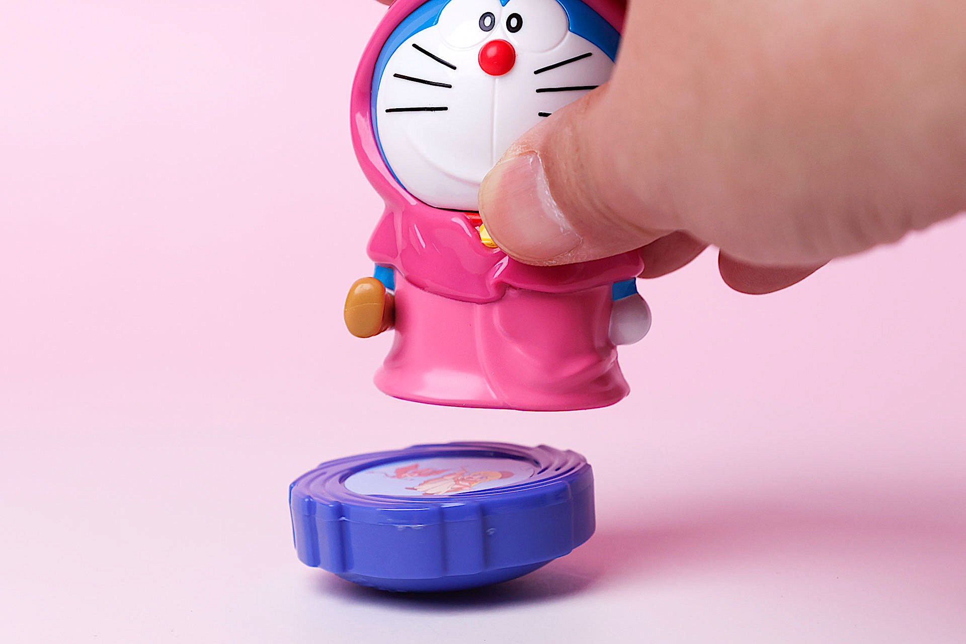 ドラえもんのフィギュアの位置を調整してスピナーを回転させよう