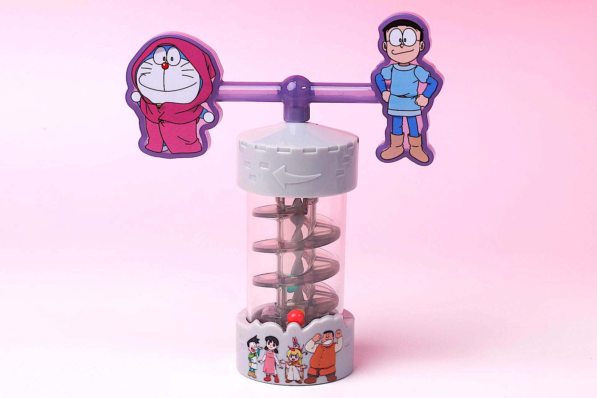 ドラえもんとのび太が描かれたバーを本体に取り付けよう