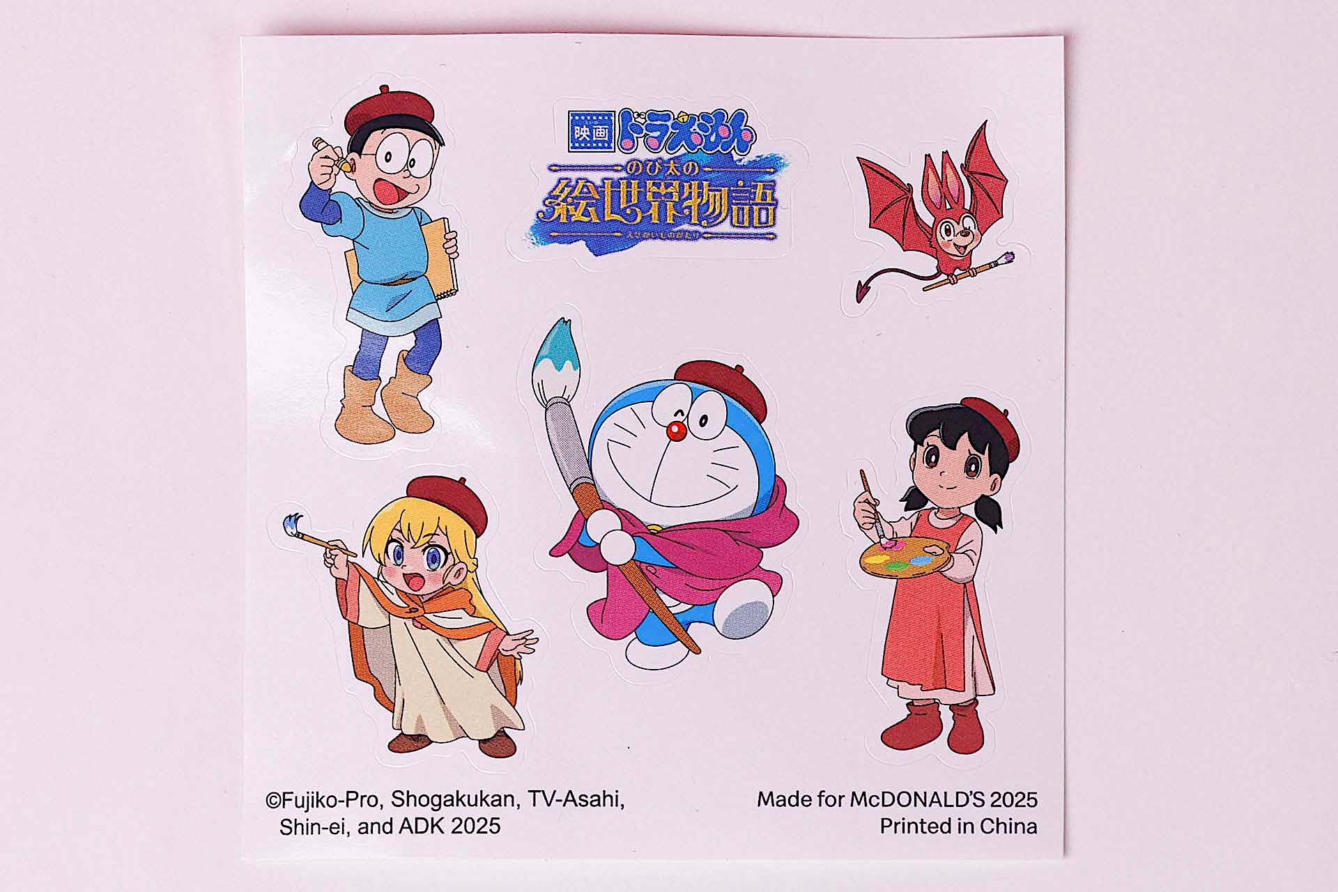 とくにおもちゃに貼る必要はないが、シールも付属している