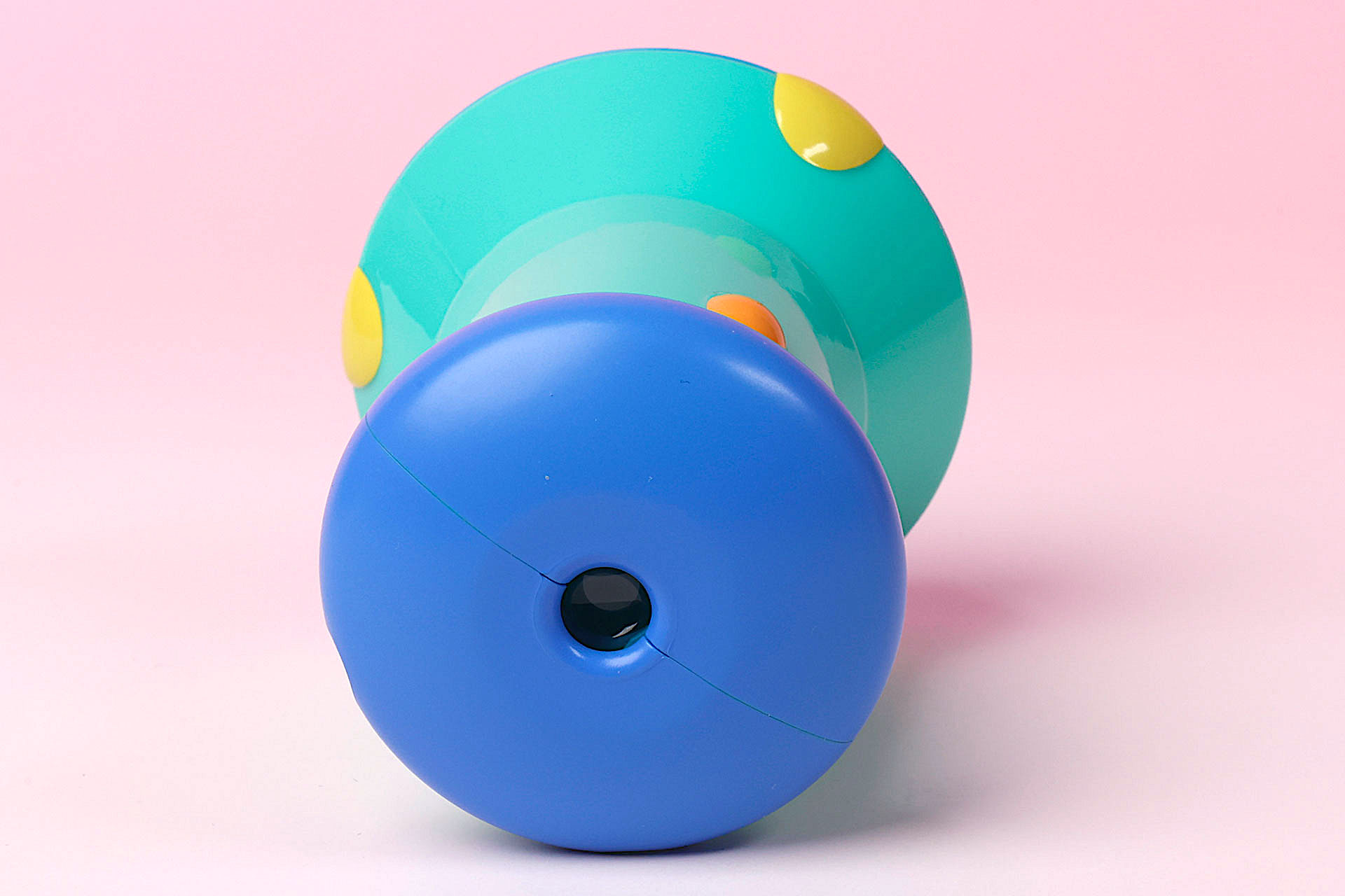 中を覗くための穴が開けられている