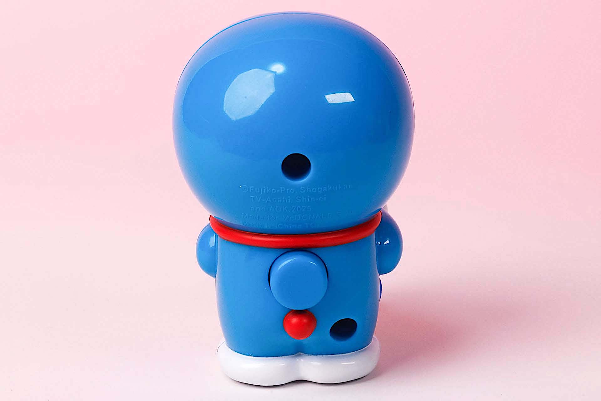 背中のボタンを押して水の出し入れができる