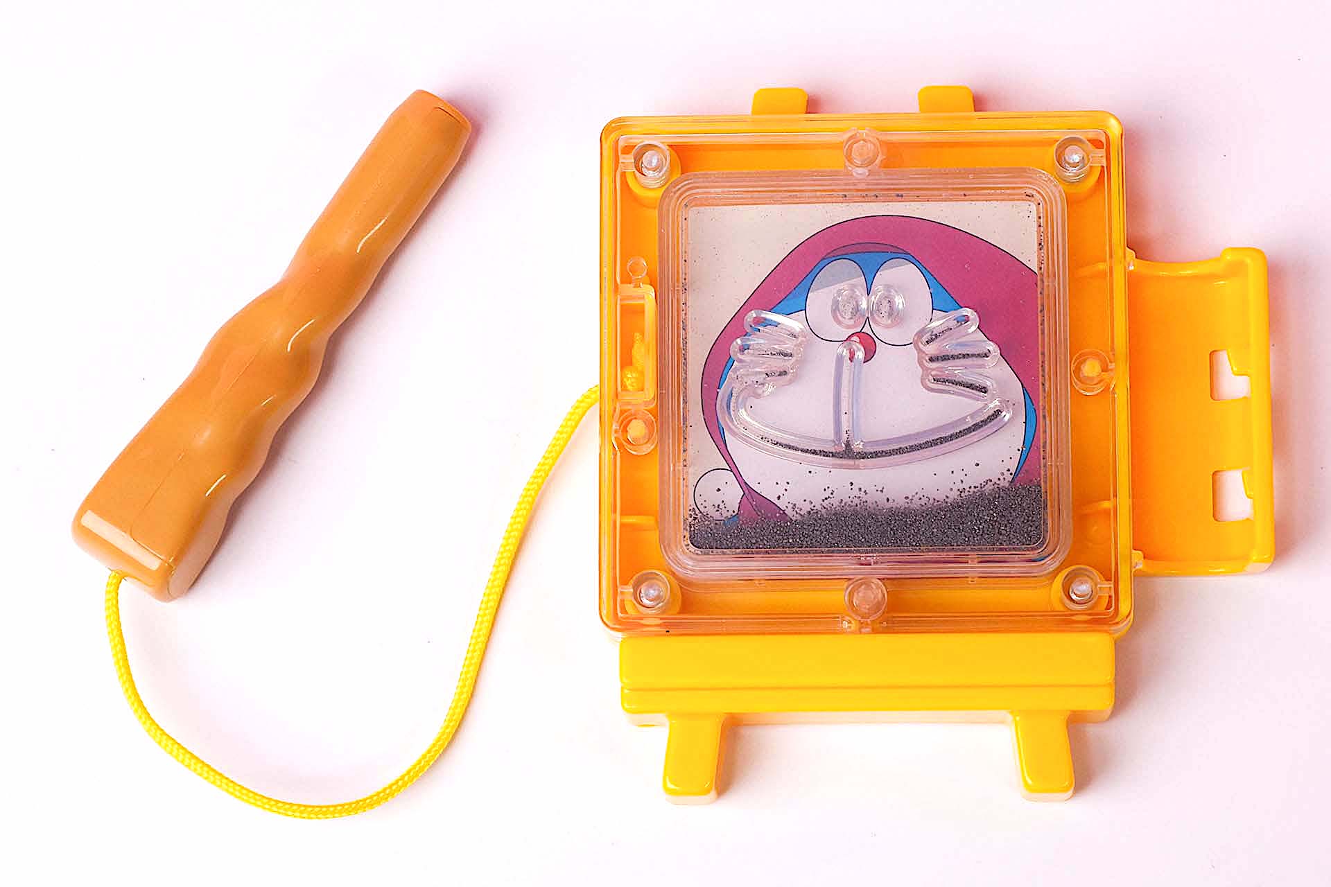 ステッキは取り外しが可能だ。紐が付いているので、なくなりにくい