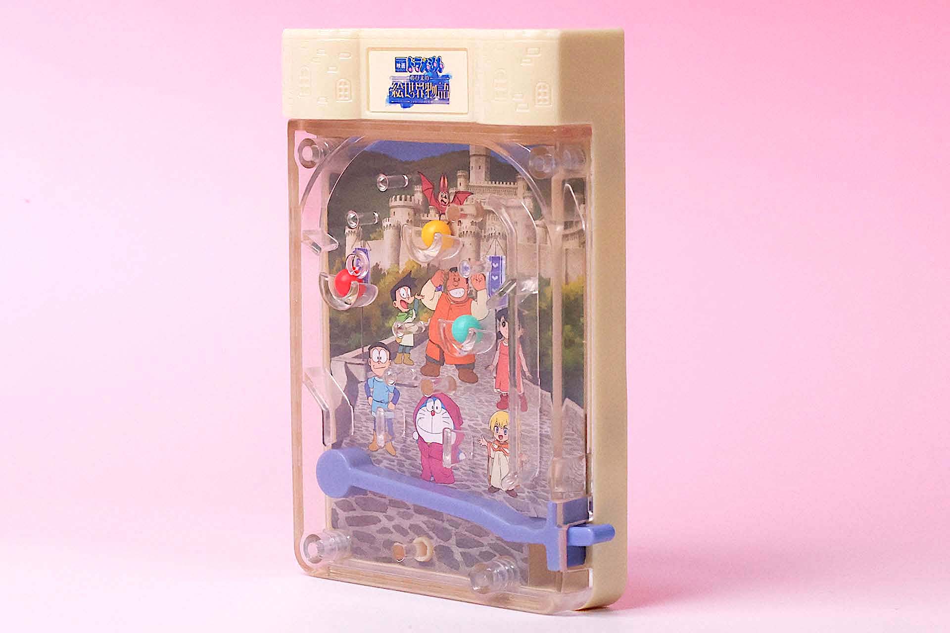 紫色のレバーを弾くことで、中のボールがパチンコのように跳ね上げられる