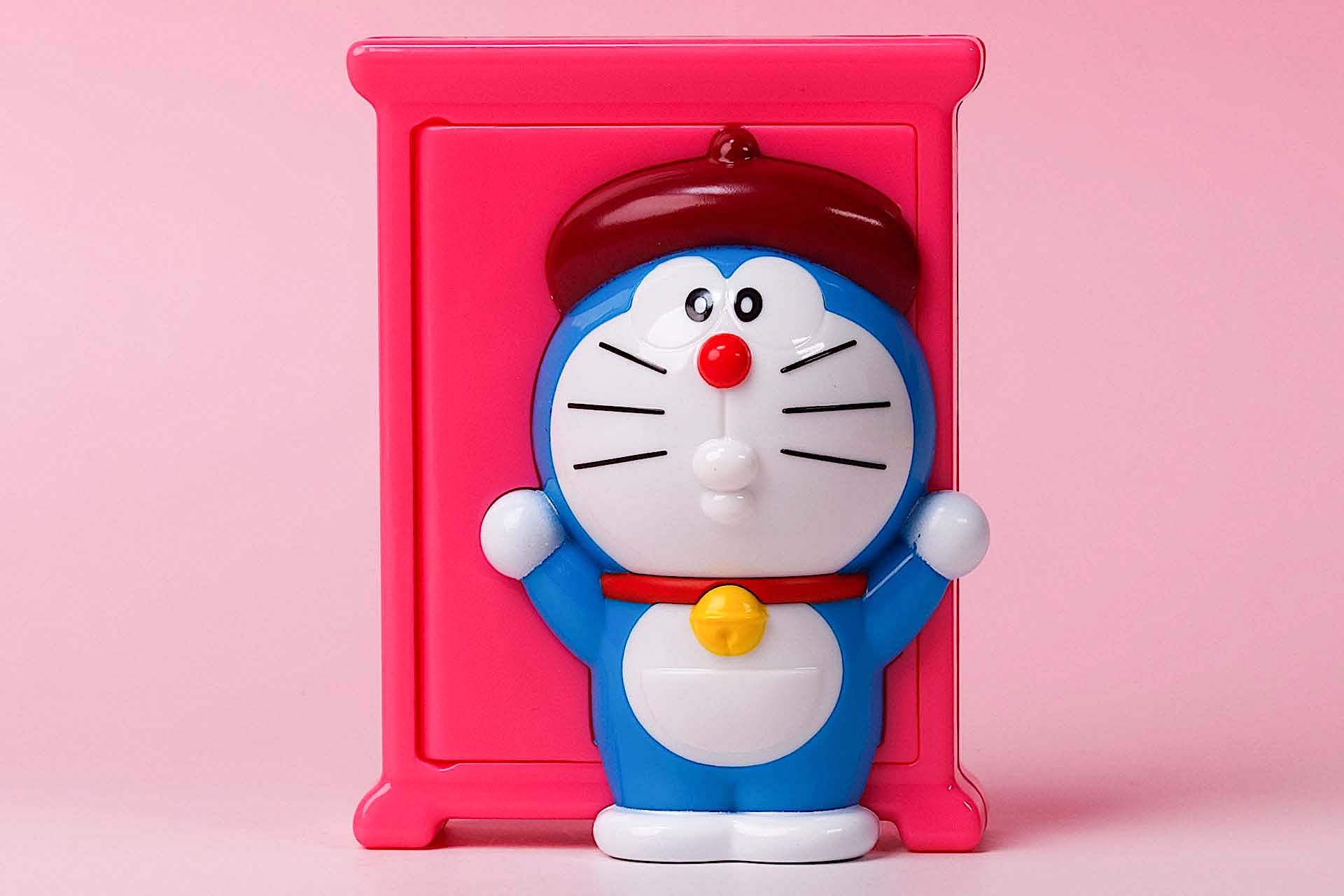 ひみつ道具の名前にドラえもんが立っている姿が再現されている