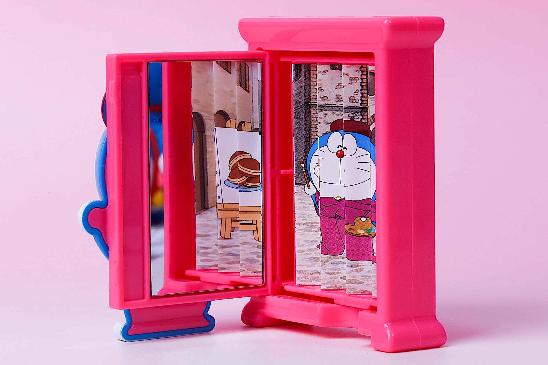 ドアを開くと、鏡と合わせて絵が広がって見える！？